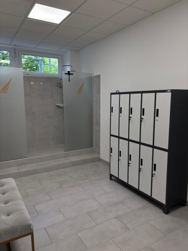 Umkleidekabine und Dusche